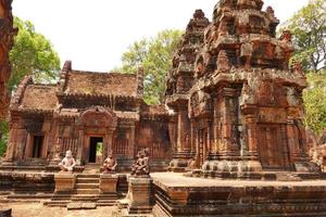 Ancienne ruine du temple de Banteay Srei au Cambodge photo