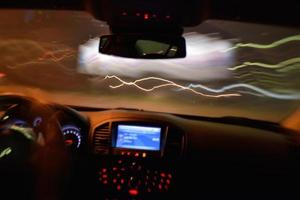conduite de nuit en voiture photo