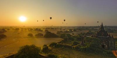 Le soleil se lève à Bagan, au Myanmar
