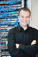 jeune ingénieur informatique dans la salle des serveurs du centre de données photo