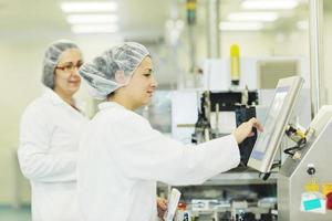 femme travailleuse dans une entreprise de pharmacie photo