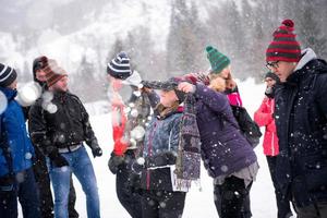 groupe de jeunes ayant les yeux bandés concours de jeux photo