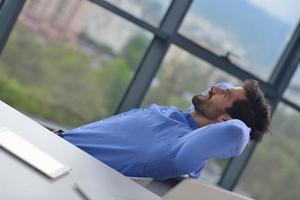 heureux jeune homme d'affaires au bureau photo