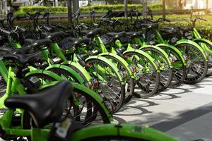 de nombreux vélos dans le parking, louez et partagez des vélos garés dans la rue à bangkok. sauvez le concept de la planète, journée sans voiture. photo