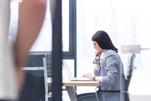 femme d'affaires utilisant un ordinateur portable au bureau de démarrage photo