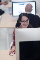 entreprise de démarrage, femme travaillant sur un ordinateur de bureau photo