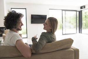 vue arrière du couple regardant la télévision photo