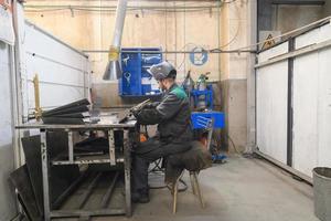 ouvrier de l'industrie métallurgique travaillant en usine, portant un masque protecteur pendant la pandémie de coronavirus ou de covid19. photo