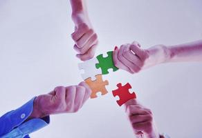 groupe de gens d'affaires assemblant un puzzle photo