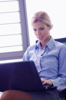 femme d'affaires au bureau photo