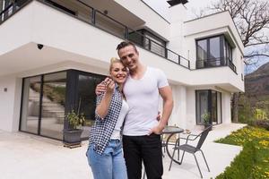 couple s'embrassant devant une nouvelle maison de luxe photo