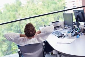 heureux jeune homme d'affaires au bureau photo