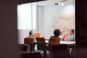 équipe commerciale de démarrage lors d'une réunion dans un immeuble de bureaux de nuit moderne photo