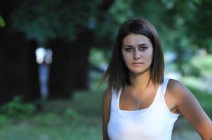 brune jolie jeune femme souriante à l'extérieur dans la nature photo