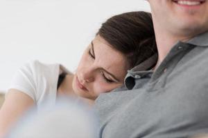 jeune couple s'embrassant sur le canapé photo