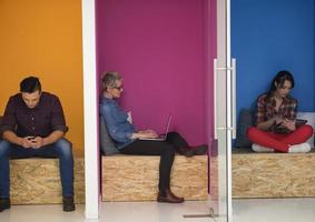 groupe de gens d'affaires dans un espace de travail créatif photo