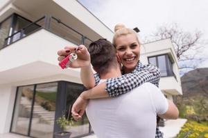 couple s'embrassant devant une nouvelle maison de luxe photo