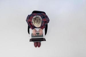 vue de dessus d'une jeune femme d'affaires travaillant sur un ordinateur portable photo