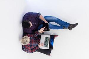 vue de dessus d'un couple travaillant sur un ordinateur portable au bureau de démarrage