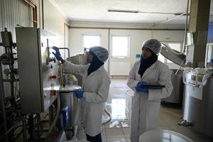 équipe de femme d'affaires dans une entreprise de production de fromage locale photo