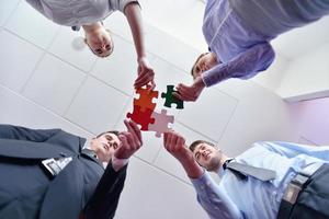 groupe de gens d'affaires assemblant un puzzle photo