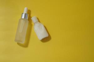 concept de protection immunitaire, sérum de prévention antiviral et cosmétiques à la vitamine c. huile essentielle d'agrumes. acide hyaluronique, botuline, sérum en flacons. concept de chirurgie esthétique pour le visage photo