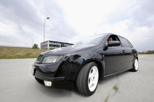 voiture rapide se déplaçant avec le flou de mouvement photo