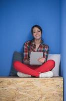 femme dans une boîte créative travaillant sur tablette photo