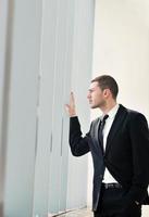 jeune homme d'affaires seul dans la salle de conférence photo