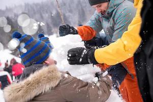 groupe de jeunes faisant un bonhomme de neige photo