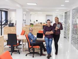 portrait de groupe de gens d'affaires au bureau moderne photo