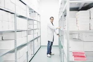 stockage de fournitures d'usine médicale à l'intérieur photo