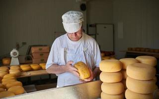 fromager à l'usine de production locale photo