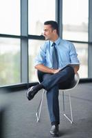 heureux jeune homme d'affaires au bureau photo