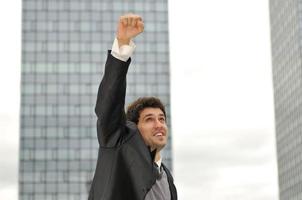 portrait en plein air de jeune et heureux homme d'affaires photo