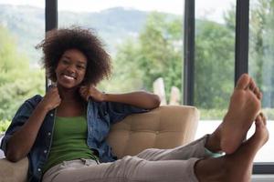 femmes noires à la maison sur la chaise photo