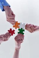 groupe de gens d'affaires assemblant un puzzle photo
