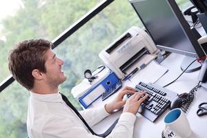 heureux jeune homme d'affaires au bureau photo