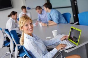 femme d'affaires avec son personnel en arrière-plan au bureau photo