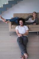 jeune couple se détend dans le salon photo