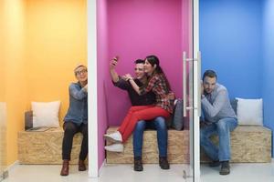 groupe de gens d'affaires dans un espace de travail créatif photo