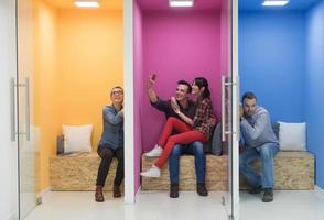 groupe de gens d'affaires dans un espace de travail créatif photo