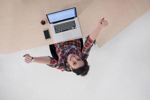 vue de dessus d'une jeune femme d'affaires travaillant sur un ordinateur portable photo