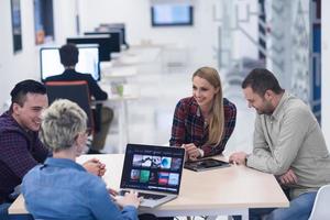 équipe commerciale de démarrage lors d'une réunion au bureau moderne photo