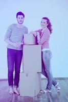 jeune couple emménageant dans une nouvelle maison photo