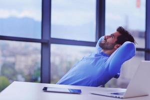 heureux jeune homme d'affaires au bureau photo