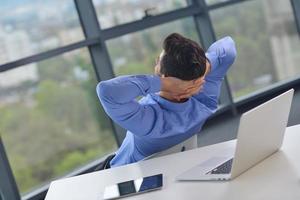 heureux jeune homme d'affaires au bureau photo