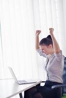 femme d'affaires au bureau photo