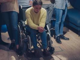 femme d'affaires handicapée triste et déprimée dans un fauteuil roulant au bureau photo