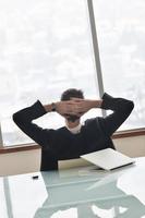 jeune homme d'affaires seul dans la salle de conférence photo